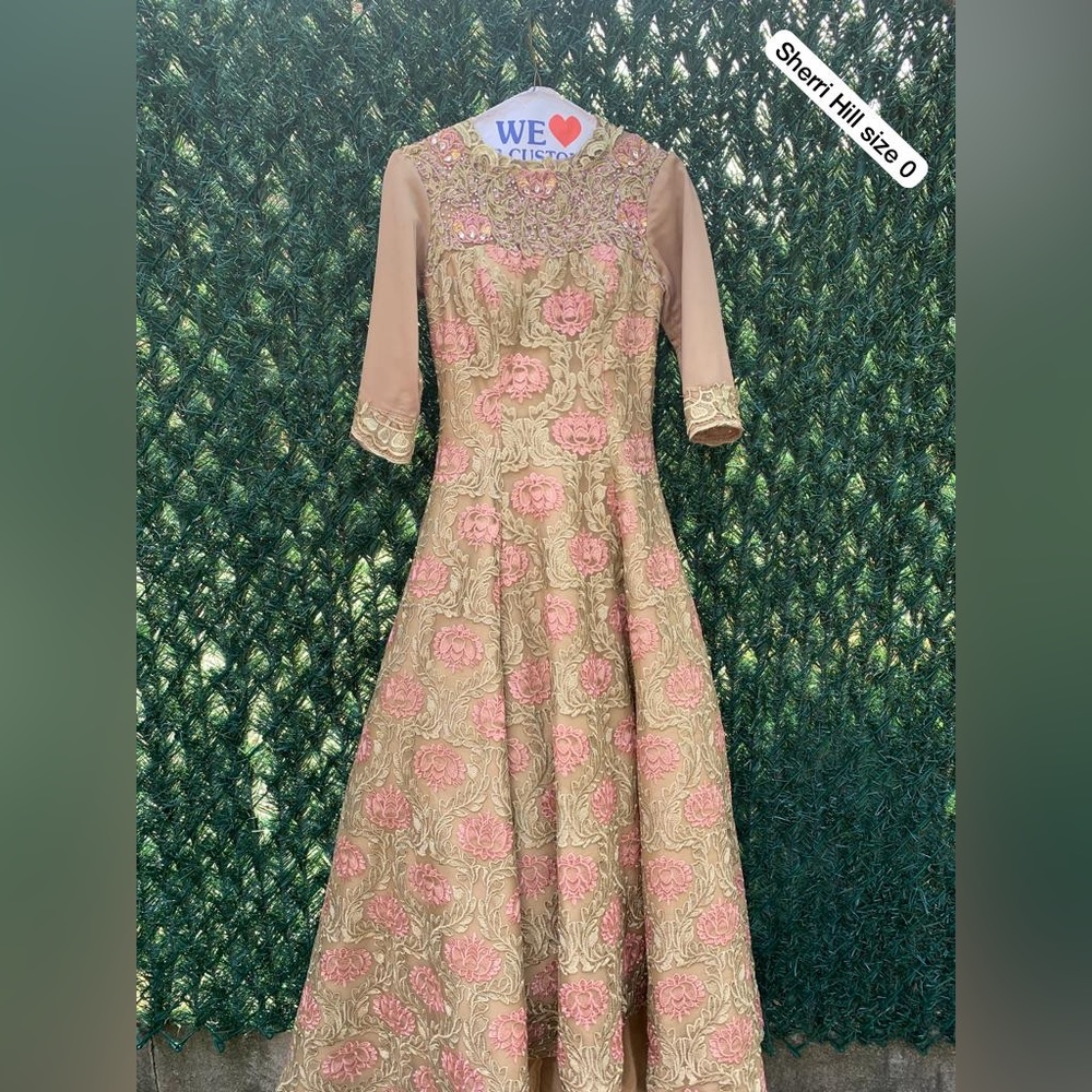 Beautiful gown in gold, size 0. Beautiful train. Worn once. Perfect condition.